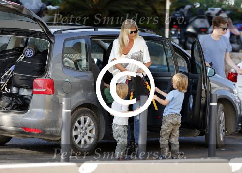 Ibiza 13 juli 2013
Ellemieke Vermolen en Sergio Herman op het vliegveld met hun 2 zoons en een zoon en dochter van Sergio uit een eerdere relatie.
Peter Smulders bv