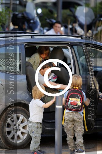 Ibiza 13 juli 2013
Ellemieke Vermolen en Sergio Herman op het vliegveld met hun 2 zoons en een zoon en dochter van Sergio uit een eerdere relatie.
Peter Smulders bv