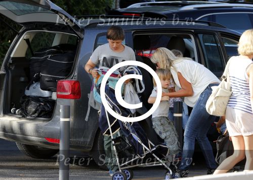 Ibiza 13 juli 2013
Ellemieke Vermolen en Sergio Herman op het vliegveld met hun 2 zoons en een zoon en dochter van Sergio uit een eerdere relatie.
Peter Smulders bv