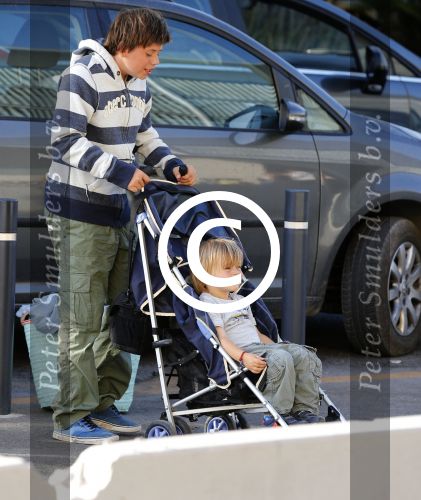 Ibiza 13 juli 2013
Ellemieke Vermolen en Sergio Herman op het vliegveld met hun 2 zoons en een zoon en dochter van Sergio uit een eerdere relatie.
Peter Smulders bv