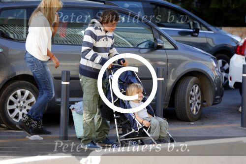 Ibiza 13 juli 2013
Ellemieke Vermolen en Sergio Herman op het vliegveld met hun 2 zoons en een zoon en dochter van Sergio uit een eerdere relatie.
Peter Smulders bv