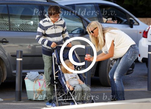 Ibiza 13 juli 2013
Ellemieke Vermolen en Sergio Herman op het vliegveld met hun 2 zoons en een zoon en dochter van Sergio uit een eerdere relatie.
Peter Smulders bv