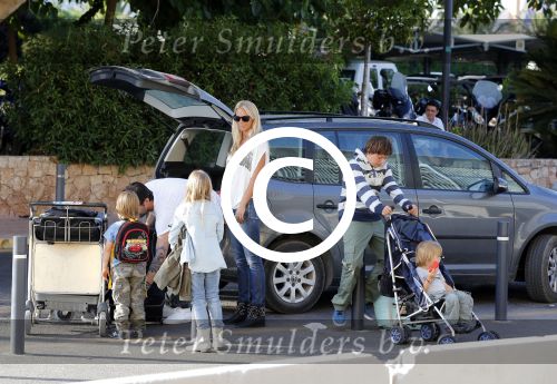 Ibiza 13 juli 2013
Ellemieke Vermolen en Sergio Herman op het vliegveld met hun 2 zoons en een zoon en dochter van Sergio uit een eerdere relatie.
Peter Smulders bv