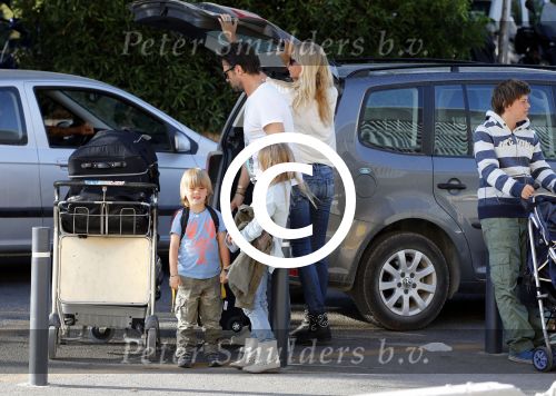 Ibiza 13 juli 2013
Ellemieke Vermolen en Sergio Herman op het vliegveld met hun 2 zoons en een zoon en dochter van Sergio uit een eerdere relatie.
Peter Smulders bv
