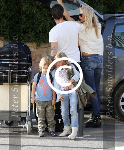 Ibiza 13 juli 2013
Ellemieke Vermolen en Sergio Herman op het vliegveld met hun 2 zoons en een zoon en dochter van Sergio uit een eerdere relatie.
Peter Smulders bv