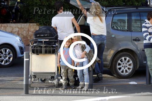 Ibiza 13 juli 2013
Ellemieke Vermolen en Sergio Herman op het vliegveld met hun 2 zoons en een zoon en dochter van Sergio uit een eerdere relatie.
Peter Smulders bv