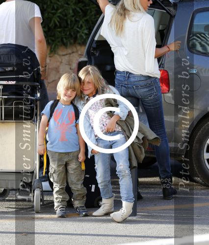 Ibiza 13 juli 2013
Ellemieke Vermolen en Sergio Herman op het vliegveld met hun 2 zoons en een zoon en dochter van Sergio uit een eerdere relatie.
Peter Smulders bv