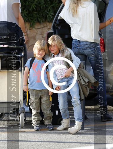 Ibiza 13 juli 2013
Ellemieke Vermolen en Sergio Herman op het vliegveld met hun 2 zoons en een zoon en dochter van Sergio uit een eerdere relatie.
Peter Smulders bv