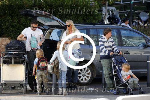Ibiza 13 juli 2013
Ellemieke Vermolen en Sergio Herman op het vliegveld met hun 2 zoons en een zoon en dochter van Sergio uit een eerdere relatie.
Peter Smulders bv