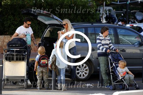 Ibiza 13 juli 2013
Ellemieke Vermolen en Sergio Herman op het vliegveld met hun 2 zoons en een zoon en dochter van Sergio uit een eerdere relatie.
Peter Smulders bv