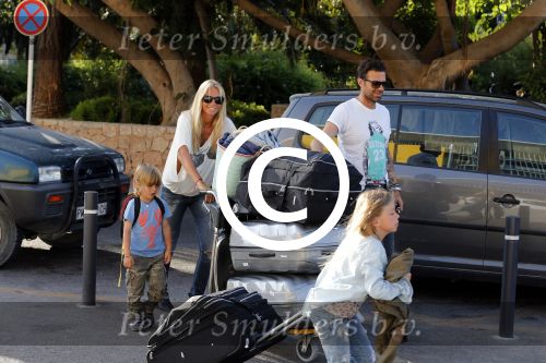 Ibiza 13 juli 2013
Ellemieke Vermolen en Sergio Herman op het vliegveld met hun 2 zoons en een zoon en dochter van Sergio uit een eerdere relatie.
Peter Smulders bv