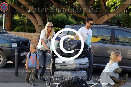 Ibiza 13 juli 2013
Ellemieke Vermolen en Sergio Herman op het vliegveld met hun 2 zoons en een zoon en dochter van Sergio uit een eerdere relatie.
Peter Smulders bv