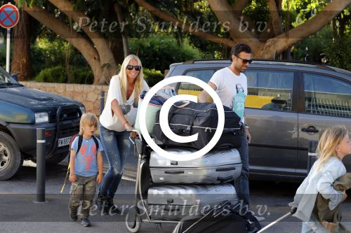 Ibiza 13 juli 2013
Ellemieke Vermolen en Sergio Herman op het vliegveld met hun 2 zoons en een zoon en dochter van Sergio uit een eerdere relatie.
Peter Smulders bv