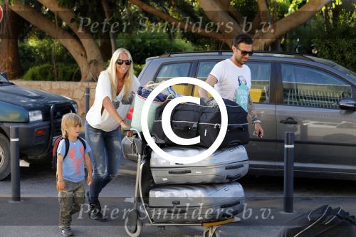 Ibiza 13 juli 2013
Ellemieke Vermolen en Sergio Herman op het vliegveld met hun 2 zoons en een zoon en dochter van Sergio uit een eerdere relatie.
Peter Smulders bv