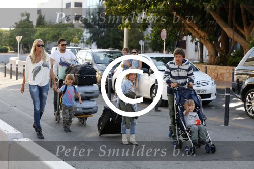 Ibiza 13 juli 2013
Ellemieke Vermolen en Sergio Herman op het vliegveld met hun 2 zoons en een zoon en dochter van Sergio uit een eerdere relatie.
Peter Smulders bv