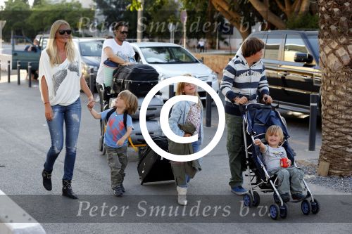 Ibiza 13 juli 2013
Ellemieke Vermolen en Sergio Herman op het vliegveld met hun 2 zoons en een zoon en dochter van Sergio uit een eerdere relatie.
Peter Smulders bv