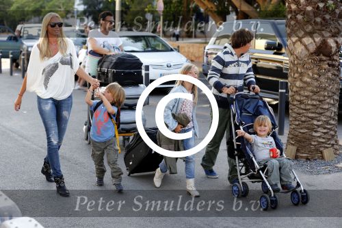 Ibiza 13 juli 2013
Ellemieke Vermolen en Sergio Herman op het vliegveld met hun 2 zoons en een zoon en dochter van Sergio uit een eerdere relatie.
Peter Smulders bv