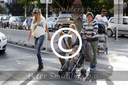 Ibiza 13 juli 2013
Ellemieke Vermolen en Sergio Herman op het vliegveld met hun 2 zoons en een zoon en dochter van Sergio uit een eerdere relatie.
Peter Smulders bv