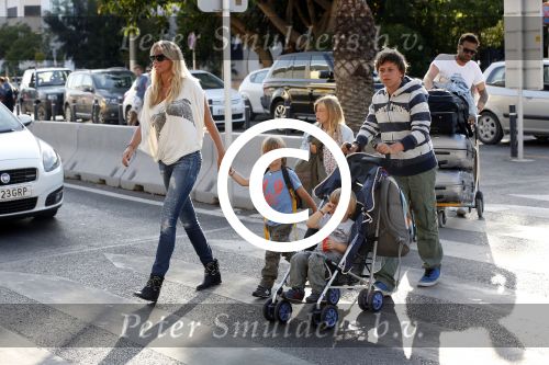 Ibiza 13 juli 2013
Ellemieke Vermolen en Sergio Herman op het vliegveld met hun 2 zoons en een zoon en dochter van Sergio uit een eerdere relatie.
Peter Smulders bv