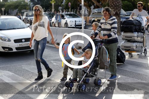 Ibiza 13 juli 2013
Ellemieke Vermolen en Sergio Herman op het vliegveld met hun 2 zoons en een zoon en dochter van Sergio uit een eerdere relatie.
Peter Smulders bv