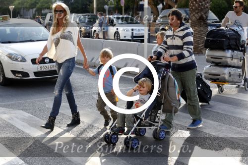 Ibiza 13 juli 2013
Ellemieke Vermolen en Sergio Herman op het vliegveld met hun 2 zoons en een zoon en dochter van Sergio uit een eerdere relatie.
Peter Smulders bv