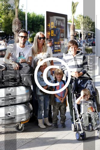 Ibiza 13 juli 2013
Ellemieke Vermolen en Sergio Herman op het vliegveld met hun 2 zoons en een zoon en dochter van Sergio uit een eerdere relatie.
Peter Smulders bv