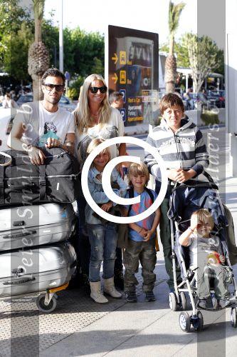 Ibiza 13 juli 2013
Ellemieke Vermolen en Sergio Herman op het vliegveld met hun 2 zoons en een zoon en dochter van Sergio uit een eerdere relatie.
Peter Smulders bv