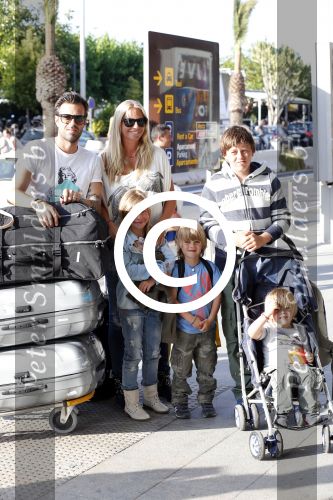 Ibiza 13 juli 2013
Ellemieke Vermolen en Sergio Herman op het vliegveld met hun 2 zoons en een zoon en dochter van Sergio uit een eerdere relatie.
Peter Smulders bv