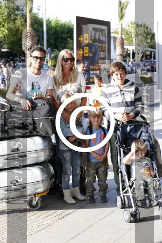 Ibiza 13 juli 2013
Ellemieke Vermolen en Sergio Herman op het vliegveld met hun 2 zoons en een zoon en dochter van Sergio uit een eerdere relatie.
Peter Smulders bv