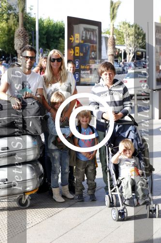 Ibiza 13 juli 2013
Ellemieke Vermolen en Sergio Herman op het vliegveld met hun 2 zoons en een zoon en dochter van Sergio uit een eerdere relatie.
Peter Smulders bv