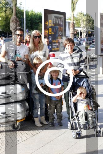 Ibiza 13 juli 2013
Ellemieke Vermolen en Sergio Herman op het vliegveld met hun 2 zoons en een zoon en dochter van Sergio uit een eerdere relatie.
Peter Smulders bv
