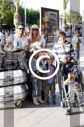 Ibiza 13 juli 2013
Ellemieke Vermolen en Sergio Herman op het vliegveld met hun 2 zoons en een zoon en dochter van Sergio uit een eerdere relatie.
Peter Smulders bv