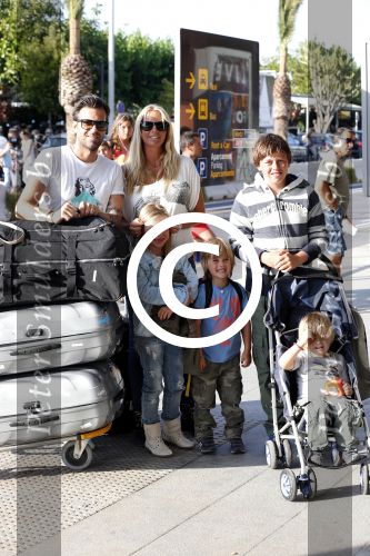 Ibiza 13 juli 2013
Ellemieke Vermolen en Sergio Herman op het vliegveld met hun 2 zoons en een zoon en dochter van Sergio uit een eerdere relatie.
Peter Smulders bv