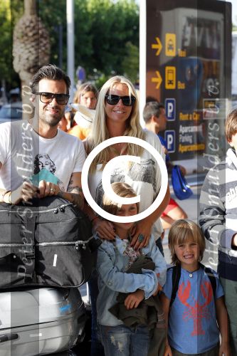 Ibiza 13 juli 2013
Ellemieke Vermolen en Sergio Herman op het vliegveld met hun 2 zoons en een zoon en dochter van Sergio uit een eerdere relatie.
Peter Smulders bv