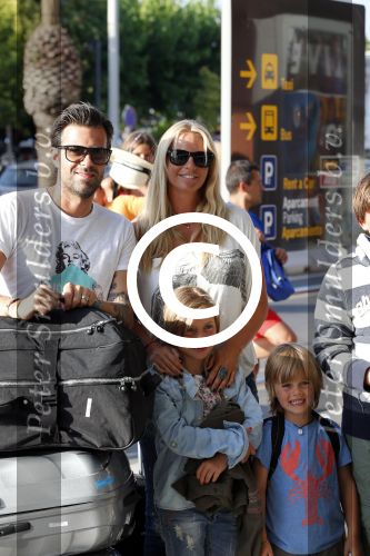 Ibiza 13 juli 2013
Ellemieke Vermolen en Sergio Herman op het vliegveld met hun 2 zoons en een zoon en dochter van Sergio uit een eerdere relatie.
Peter Smulders bv
