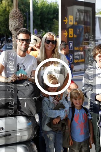 Ibiza 13 juli 2013
Ellemieke Vermolen en Sergio Herman op het vliegveld met hun 2 zoons en een zoon en dochter van Sergio uit een eerdere relatie.
Peter Smulders bv