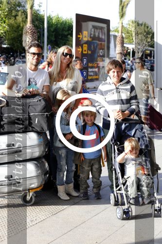 Ibiza 13 juli 2013
Ellemieke Vermolen en Sergio Herman op het vliegveld met hun 2 zoons en een zoon en dochter van Sergio uit een eerdere relatie.
Peter Smulders bv