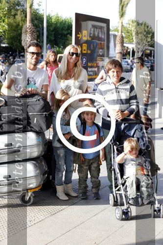 Ibiza 13 juli 2013
Ellemieke Vermolen en Sergio Herman op het vliegveld met hun 2 zoons en een zoon en dochter van Sergio uit een eerdere relatie.
Peter Smulders bv