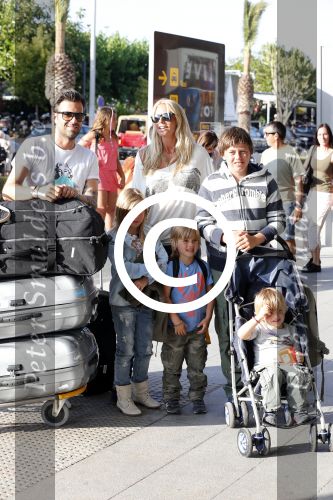 Ibiza 13 juli 2013
Ellemieke Vermolen en Sergio Herman op het vliegveld met hun 2 zoons en een zoon en dochter van Sergio uit een eerdere relatie.
Peter Smulders bv