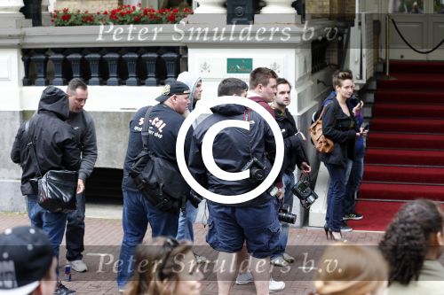Amsterdam 24 juni 2013
Rihanna verlaat het Amstel hotel en laat haar beveiliging een fan ophalen om met haar mee te rijden in de auto. engelse paparazzi
Peter Smulders bv