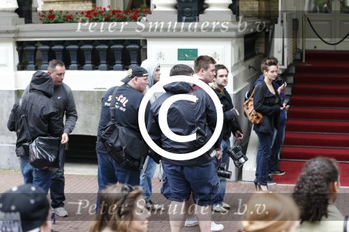 Amsterdam 24 juni 2013
Rihanna verlaat het Amstel hotel en laat haar beveiliging een fan ophalen om met haar mee te rijden in de auto. engelse paparazzi
Peter Smulders bv