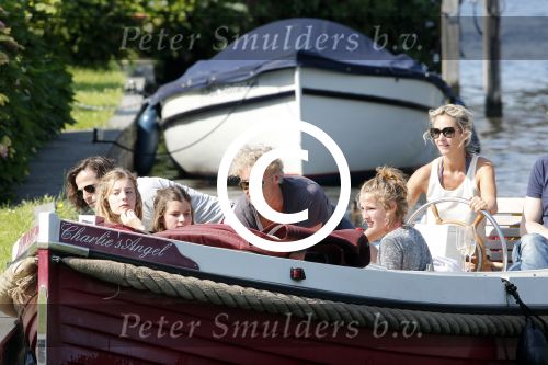 Vreeland 7 juli 2013
Wendy v Dijk en Erland Galjaard aan het varen op de vecht met hun dochter Lizzy Erland zijn dochter en vrienden.
Peter Smulders bv