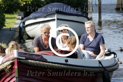 Vreeland 7 juli 2013
Wendy v Dijk en Erland Galjaard aan het varen op de vecht met hun dochter Lizzy Erland zijn dochter en vrienden.
Peter Smulders bv