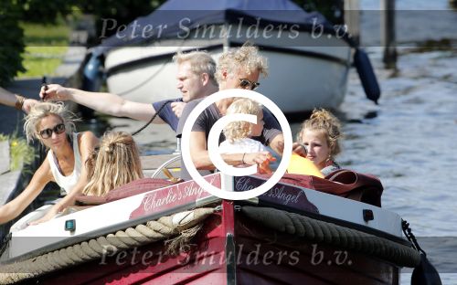 Vreeland 7 juli 2013
Wendy v Dijk en Erland Galjaard aan het varen op de vecht met hun dochter Lizzy Erland zijn dochter en vrienden.
Peter Smulders bv