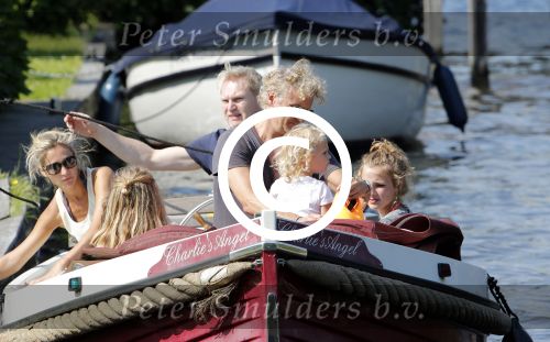 Vreeland 7 juli 2013
Wendy v Dijk en Erland Galjaard aan het varen op de vecht met hun dochter Lizzy Erland zijn dochter en vrienden.
Peter Smulders bv