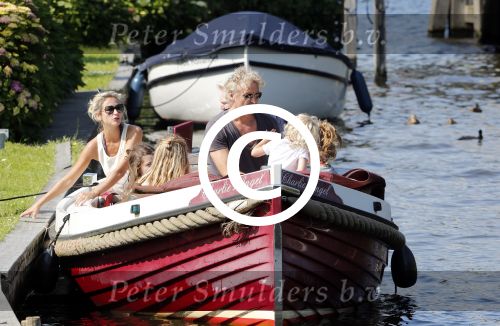 Vreeland 7 juli 2013
Wendy v Dijk en Erland Galjaard aan het varen op de vecht met hun dochter Lizzy Erland zijn dochter en vrienden.
Peter Smulders bv