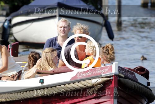 Vreeland 7 juli 2013
Wendy v Dijk en Erland Galjaard aan het varen op de vecht met hun dochter Lizzy Erland zijn dochter en vrienden.
Peter Smulders bv