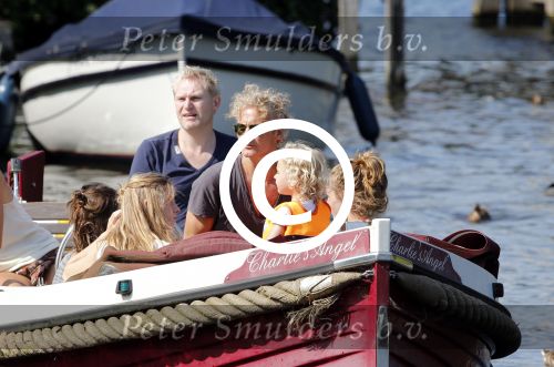 Vreeland 7 juli 2013
Wendy v Dijk en Erland Galjaard aan het varen op de vecht met hun dochter Lizzy Erland zijn dochter en vrienden.
Peter Smulders bv