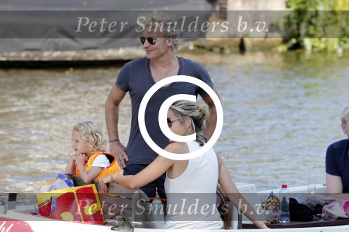 Vreeland 7 juli 2013
Wendy v Dijk en Erland Galjaard aan het varen op de vecht met hun dochter Lizzy Erland zijn dochter en vrienden.
Peter Smulders bv