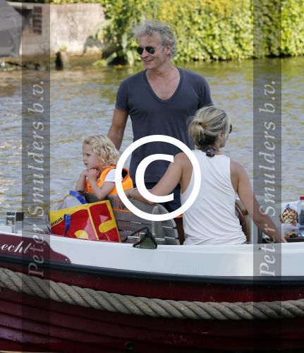 Vreeland 7 juli 2013
Wendy v Dijk en Erland Galjaard aan het varen op de vecht met hun dochter Lizzy Erland zijn dochter en vrienden.
Peter Smulders bv